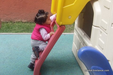 niÃ±a subiendo escaleras